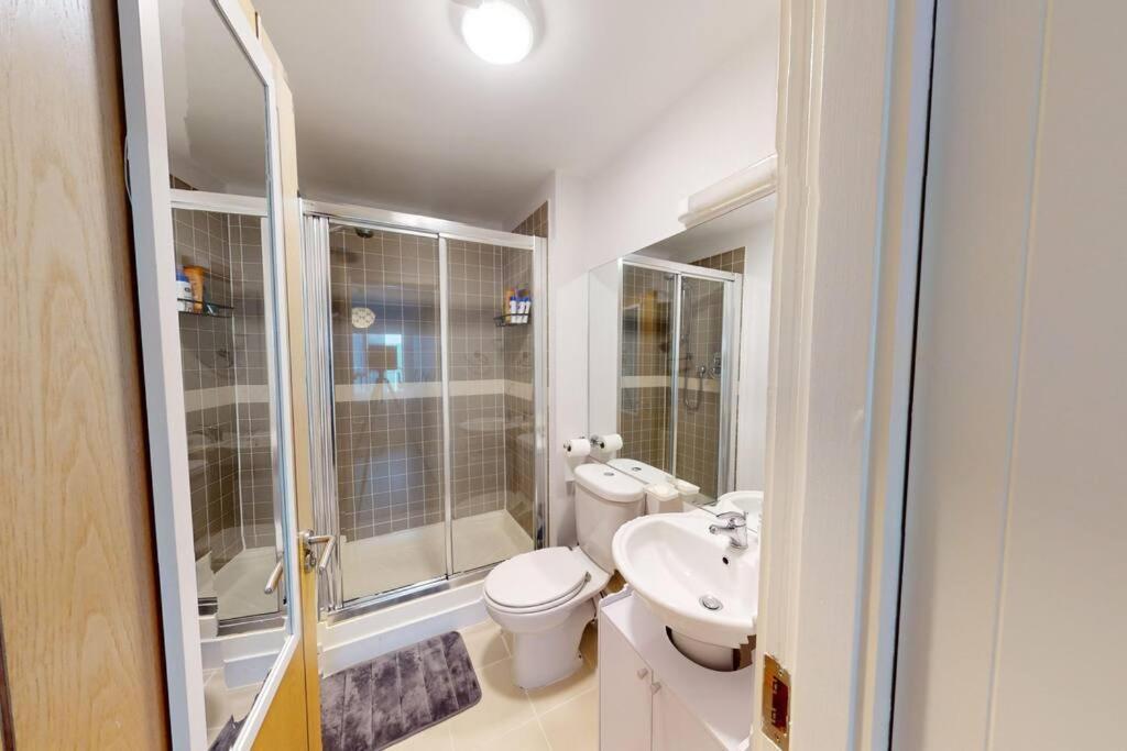 Centrally Located, Comfy 2-Bed 2-Bath Apt Dublin Exterior photo
